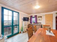 TV a/nebo společenská místnost v ubytování Delightful Holiday Home with Garden