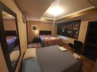 Una pequeña habitación con una cama y un espejo. en Hotel Nacional, en Sobral