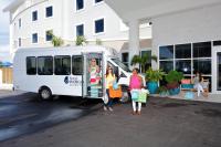 drei Frauen stehen vor einem Imbisswagen in der Unterkunft Hotel Indigo Orange Beach - Gulf Shores by IHG in Gulf Shores