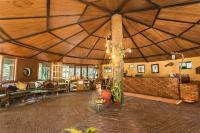 una camera spaziosa con un grande soffitto in legno di Pench Jungle Camp a Khawāsa