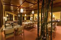 un ristorante con tavoli e sedie con persone sedute a loro di Pench Jungle Camp a Khawāsa