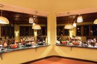 un ristorante con tavoli, sedie e luci di Pench Jungle Camp a Khawāsa