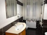 Kúpeľňa v ubytovaní RAJA ROOMS