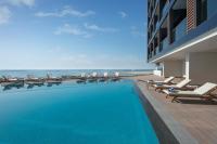 Bazén v ubytování Wyndham Garden Ajman Corniche nebo v jeho okolí
