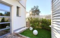 Vonkajšia záhrada v ubytovaní Beautiful Home In Krk