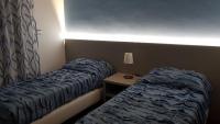 Posteľ alebo postele v izbe v ubytovaní RAJA ROOMS