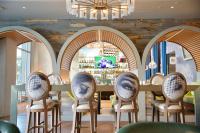 un restaurante con techos abovedados, mesa y sillas en Hotel Indigo Los Angeles Downtown by IHG, en Los Ángeles