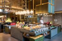 um chef a preparar comida numa cozinha de restaurante em InterContinental Xi'an Hi-Tech Zone em Xian