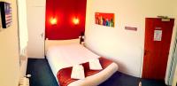Tempat tidur dalam kamar di Logis H&ocirc;tel Le Bretagne
