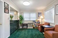 Ein Sitzbereich in der Unterkunft Econo Lodge Sturbridge Route 20