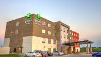 Un hotel con coches aparcados en un estacionamiento. en Holiday Inn Express Spencer by IHG, en Spencer
