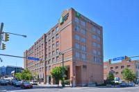 un edificio alto de ladrillo en una esquina con un semáforo en Holiday Inn Express &amp; Suites Buffalo Downtown by IHG, en Buffalo