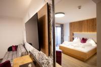 A bed or beds in a room at Felsners Hotel & Restaurant