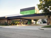 un edificio con una señal verde en el costado. en Glendale Express Hotel Los Angeles, en Glendale
