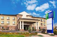 Un hotel con un cartel delante de un edificio. en Holiday Inn Express Hotel &amp; Suites Tooele by IHG, en Tooele