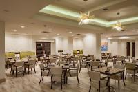 Un restaurante con mesas y sillas en una sala. en Holiday Inn Austin -Town Lake by IHG, en Austin
