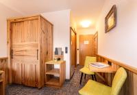 Televízia a/alebo spoločenská miestnosť v ubytovaní Hotel Garni Entstrasser