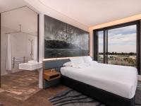 Novotel Christchurch Airportにあるベッド