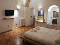 A television and/or entertainment centre at Tito Schipa B&B