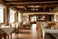 Reštaurácia alebo iné gastronomické zariadenie v ubytovaní Albergo Centrale