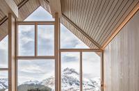 ventana grande en una habitación con vistas a las montañas en HOLZGAUER HAUS, en Warth am Arlberg