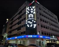 Un edificio con un cartel al costado. en ARENA Boutique Hotel Kuala Terengganu, en Kuala Terengganu