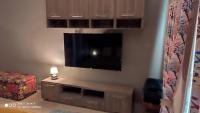TV a/nebo společenská místnost v ubytování Stylish Pool view studio in Al Dau Heights
