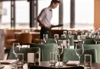 Novotel Christchurch Airportにあるレストランまたは飲食店