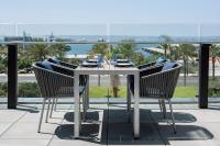 サンディエゴにあるインターコンチネンタル サンディエゴのバルコニーに置かれた白いテーブルと椅子