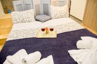 The floor plan of Perfectly located jacuzzi Apt