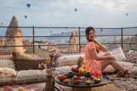 ギョレメにあるLunar Cappadocia Hotelのソファに座る女