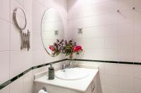 A bathroom at Luxury Belmont Puerta del Sol