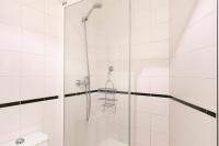 A bathroom at Luxury Belmont Puerta del Sol
