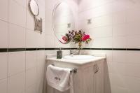 A bathroom at Luxury Belmont Puerta del Sol