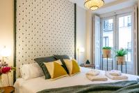 A bed or beds in a room at Luxury Belmont Puerta del Sol