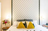 A bed or beds in a room at Luxury Belmont Puerta del Sol
