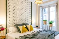 A bed or beds in a room at Luxury Belmont Puerta del Sol