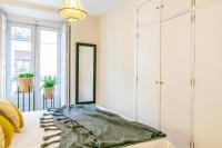 A bed or beds in a room at Luxury Belmont Puerta del Sol