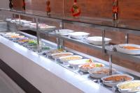 una linea a buffet con molti piatti di Portal do Sol a Itaberaba