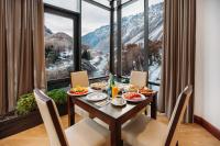 Nespecifikovaný výhled na hory nebo výhled na hory při pohledu z hotelu