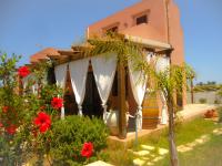 A garden outside VILLA TREROSE by Trerose Properties - Villa centrale con wi-fi e posto auto privato gratuiti