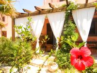 A garden outside VILLA TREROSE by Trerose Properties - Villa centrale con wi-fi e posto auto privato gratuiti