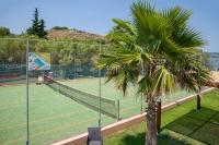 Tenis a/nebo squash v ubytování Kiani Beach Resort Family All Inclusive nebo okolí