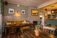 um restaurante com mesas e cadeiras e uma lareira em The Black Boy em Oxford