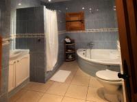 A bathroom at Valley Views Full House Stargazing in Valencia