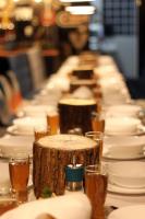 uma mesa comprida com copos e lenha sobre ela em Willa ŻeglarSki em Kluszkowce