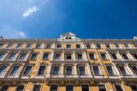 un edificio amarillo con un cielo azul en el fondo en Pension Lehrerhaus, en Viena