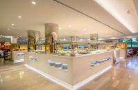 サ・コマにあるWelikehotel Marfil Playaの建物内の食品が展示されている陳列ケース