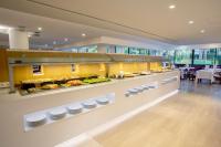 サ・コマにあるWelikehotel Marfil Playaのレストランでのビュッフェ