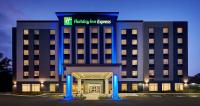 Un hotel con un cartel en la entrada. en Holiday Inn Express - Sarnia - Point Edward by IHG, en Sarnia